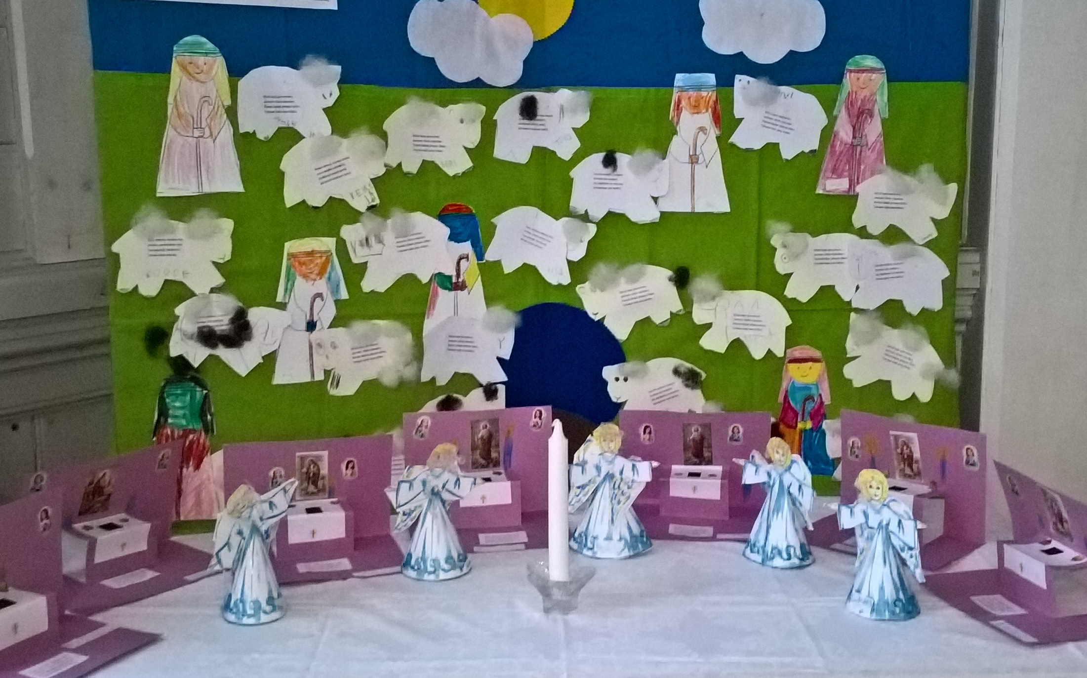 Lasten lammas- ja alttariaskarteluja Tuomasmessun rukousalttarilla
