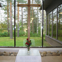 Sisäkuva srk-talon salista, muistopöytä ja ikkunaristi
